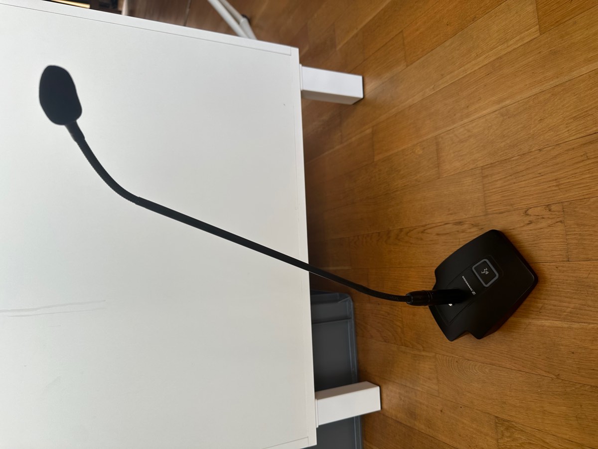 Shure MX418/C Schwanenhalsmikrofon mit Tischbasis Sennheiser MAT 133-S